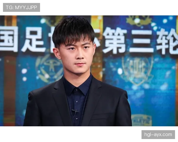 刷到蒋圣龙私服照，单件上衣都能付我一个月房租，人生坐标坠毁