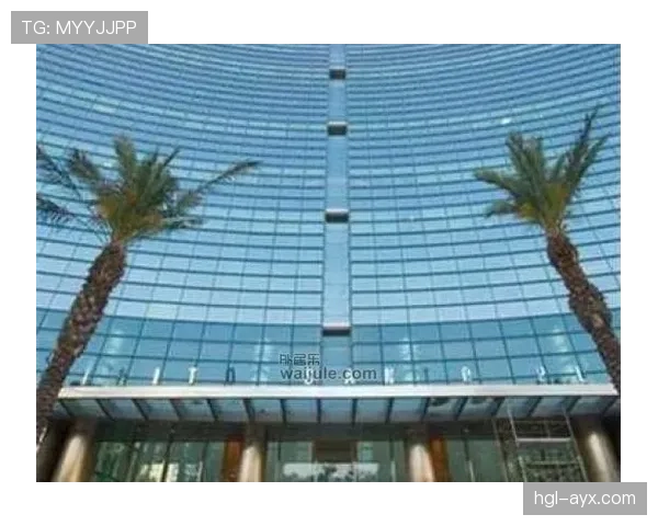 大阪刚在迈阿密买下整层公寓，转头就穿着便利店拖鞋去训练了